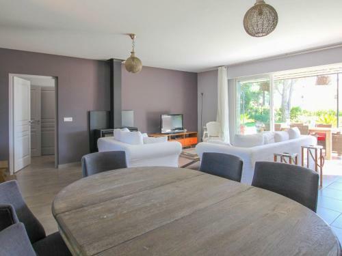 Spacious Holiday Home In Grimaud With Large Garden