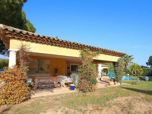 Vibrant Holiday Home In Grimaud With Private Pool