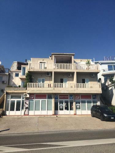 Apartments Ela