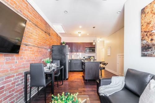 Upscale 2br With King Bed - Boutique Apartment - Prime Location