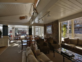 Hotel Pokolodi Lodge