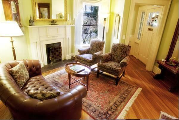 North Lodge On Oakland Bed And Breakfast