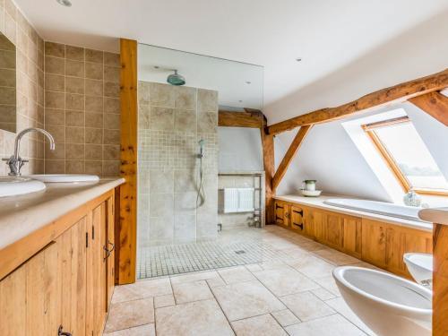 Pass The Keys Large Converted Barn With Pool, Gym And Gardens