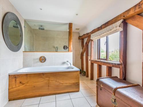 Pass The Keys Large Converted Barn With Pool, Gym And Gardens