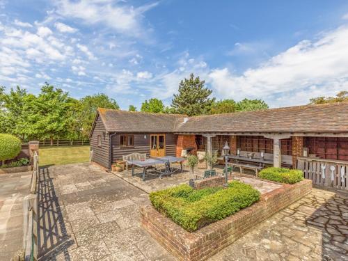 Pass The Keys Large Converted Barn With Pool, Gym And Gardens