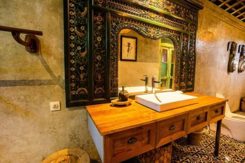 Villa Romantic Balinese Gem, Walk To Beach