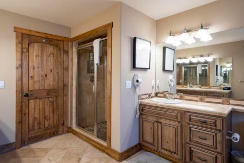 #1051- Stunning Snowflake Townhome