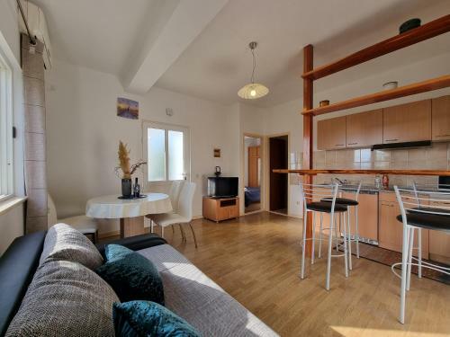 Cozy Apartments With Balcony And Garden - Ae1564