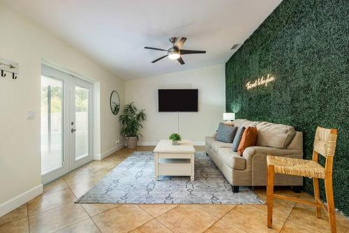 Spacious Pool Home With Putting Green, Sleeps 18!!