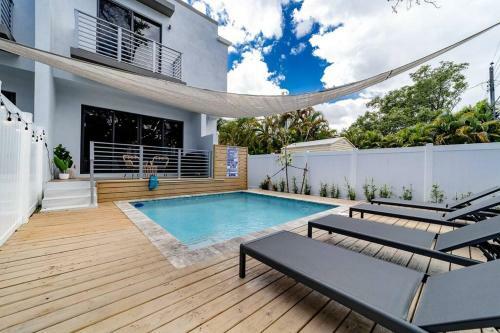 Villa Las Olas Designer Retreat With A Heated Pool!
