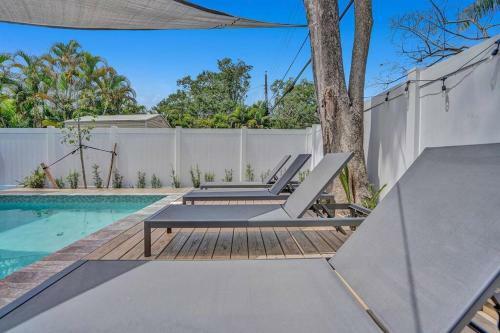 Villa Las Olas Designer Retreat With A Heated Pool!