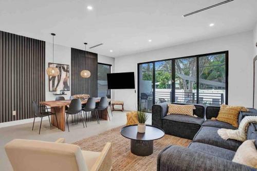 Villa Las Olas Designer Retreat With A Heated Pool!