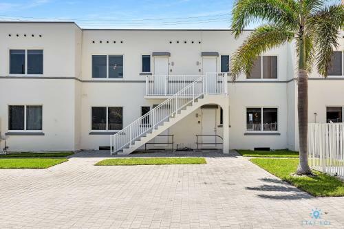 Modern Apartment W Bay View Pool Brm