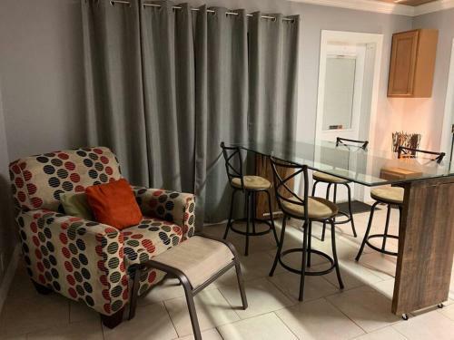 Beach Castaway Cottage (a) 2 Br, Kit, Laundry, Riverview