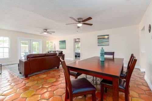 Beautiful Completely Remodeled Home Minutes To Downtown