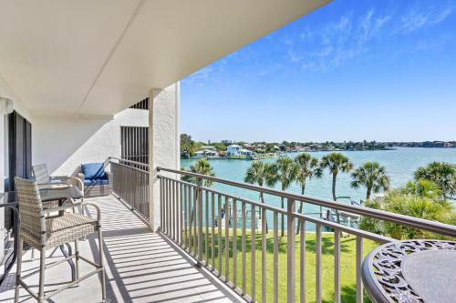 Blind Pass Lagoon Unit 404 Boat Friendly, Pool, Close To It All!