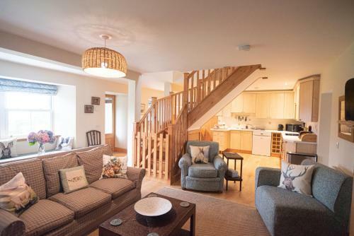 Steading Cottage - 50m From The Beach