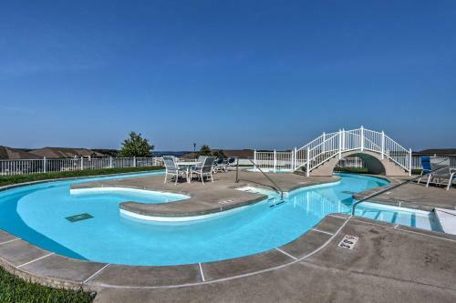 Apartamento Condo With Lakefront Patio And Community Perks!