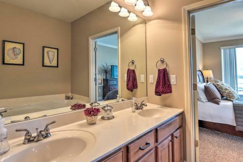 Apartamento Condo With Lakefront Patio And Community Perks!
