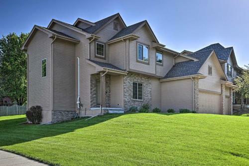 Spacious Omaha Home With Expansive Yard And Patio