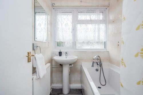Lovely 3 Bed House-tilbury-free Parking