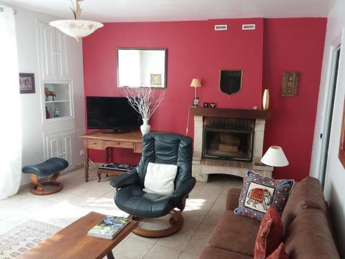 Colourful Well Equipped 2-bed House In Le Vigeant