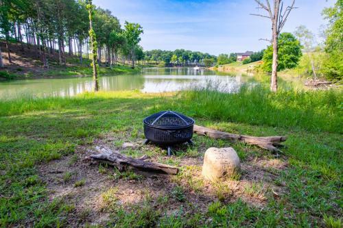Hidden Lake Retreat - Lake Access, View And Fireplace