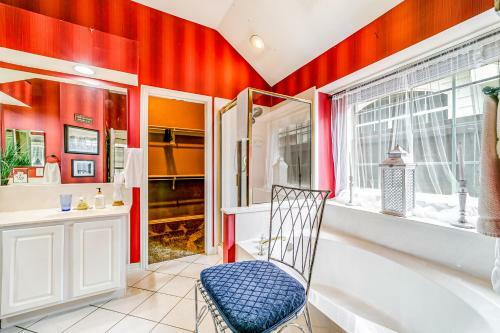 Artful Retreat In Allen