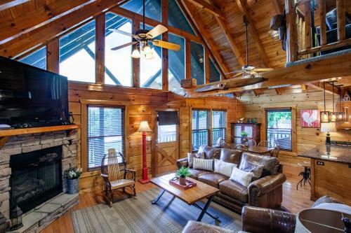 Bear Hugs - Hot Tub, 2 Fire Pits, And Fireplace