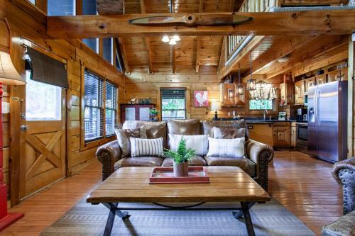 Bear Hugs - Hot Tub, 2 Fire Pits, And Fireplace