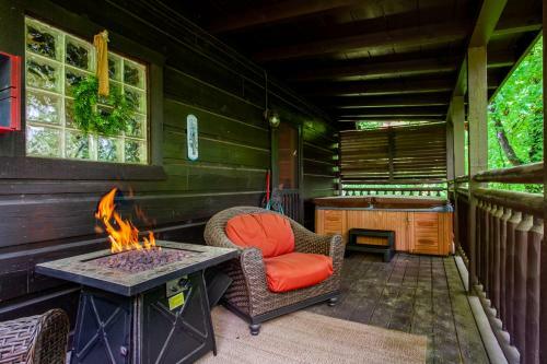 Bear Hugs - Hot Tub, 2 Fire Pits, And Fireplace