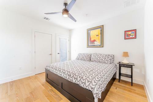 Airy East Downtown Gem King Bed Sleeps 8 Fast Wifi 3br