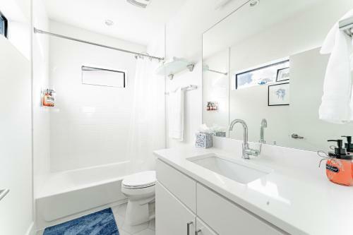 Airy East Downtown Gem King Bed Sleeps 8 Fast Wifi 3br