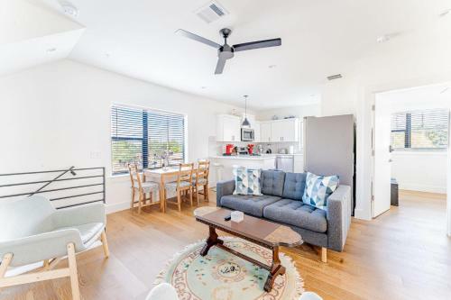 Airy East Downtown Gem King Bed Sleeps 8 Fast Wifi 3br
