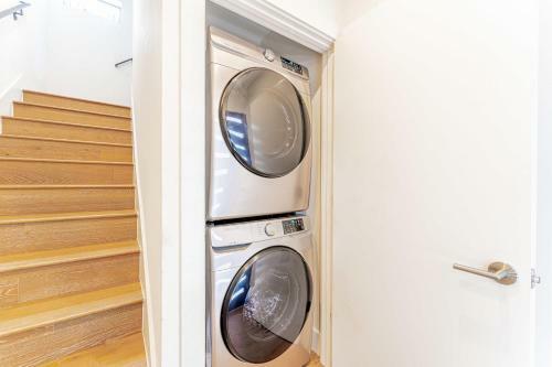 Airy East Downtown Gem King Bed Sleeps 8 Fast Wifi 3br
