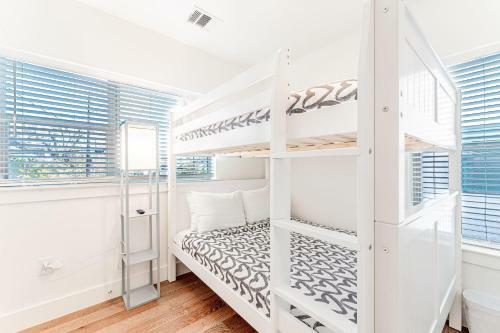 Airy East Downtown Gem King Bed Sleeps 8 Fast Wifi 3br