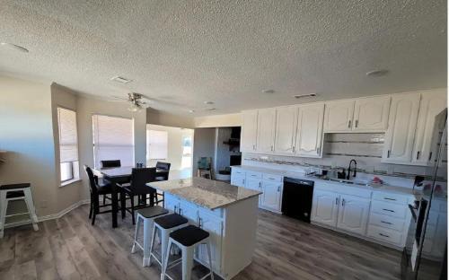 Modern Ten Acre Horse Ranch-walk To Lake Ray Robert