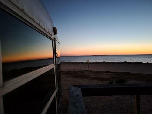 Apartamento Maggie At The Beach - Waterfront Retro Retreat