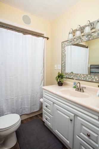 Comfortable Bungalow Near Liberty Park