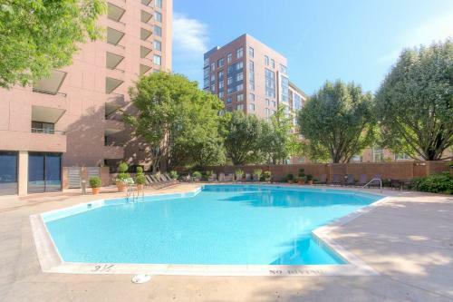 2br Premium Apartment With Gym Parking & Pool By Envitae