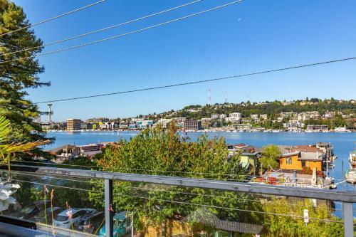 Waterfront Rooftop Deck On Lake Union 3br 3ba Extended Stay