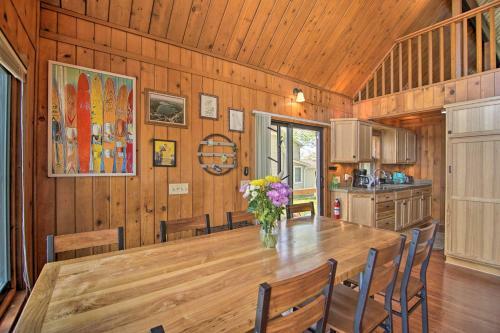 Serene Lakefront Escape Boat Dock And Grill!