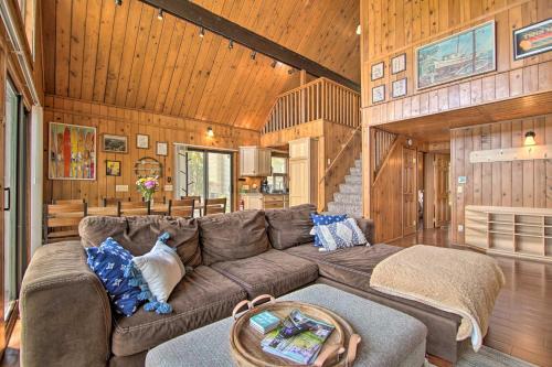 Serene Lakefront Escape Boat Dock And Grill!