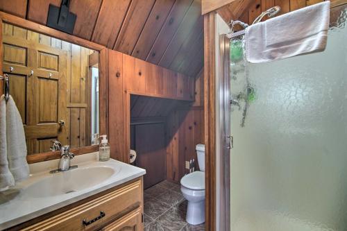 Serene Lakefront Escape Boat Dock And Grill!