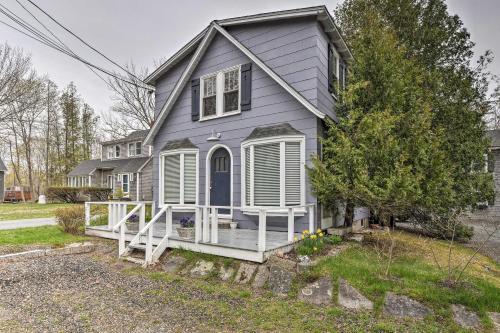 Coastal Studio Cottage With Deck - Walk To Town