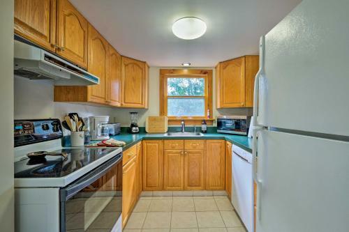 Picturesque Cottage With Sunroom On Ashmere Lake!