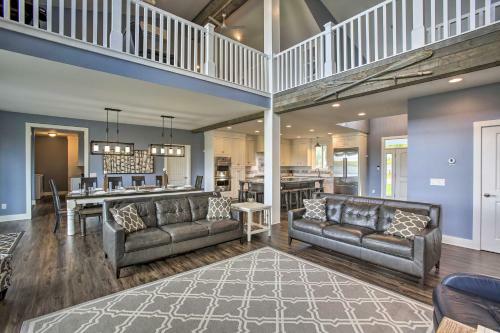 Luxe Lakefront Escape With 4 Kayaks, Hot Tub, Beach!