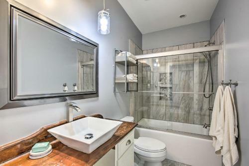 Luxe Lakefront Escape With 4 Kayaks, Hot Tub, Beach!