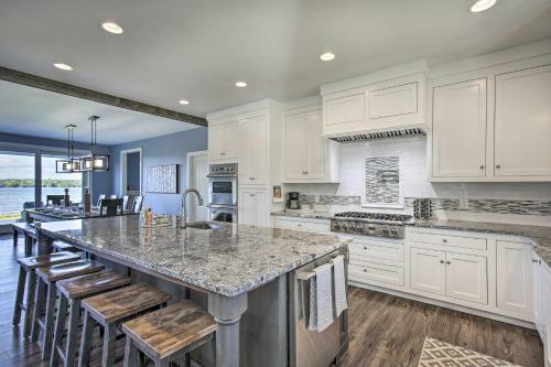 Luxe Lakefront Escape With 4 Kayaks, Hot Tub, Beach!