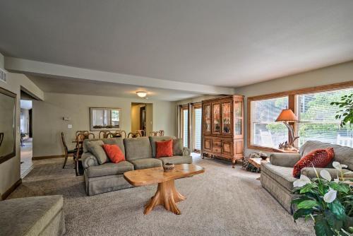 Roscommon Home With Deck, 7 Mi To Higgins Lake!